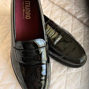MUNRO BLACK PATENT LEATHER LOAFERS
